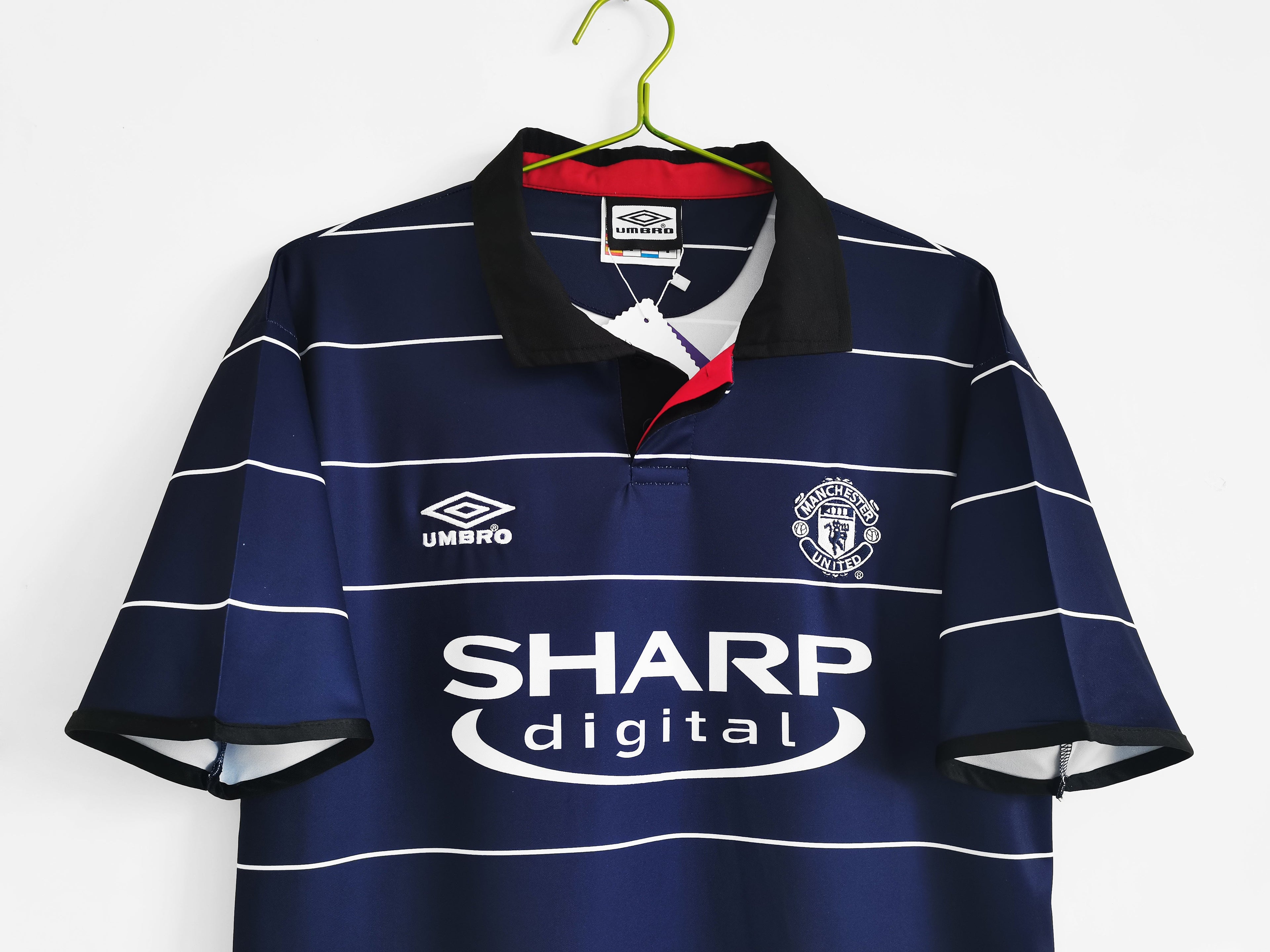 Manchester United 1999/2000 Away Retro Shirt
