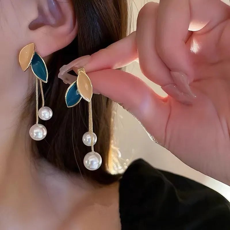 leaf-pearl-earrings - Famzoa