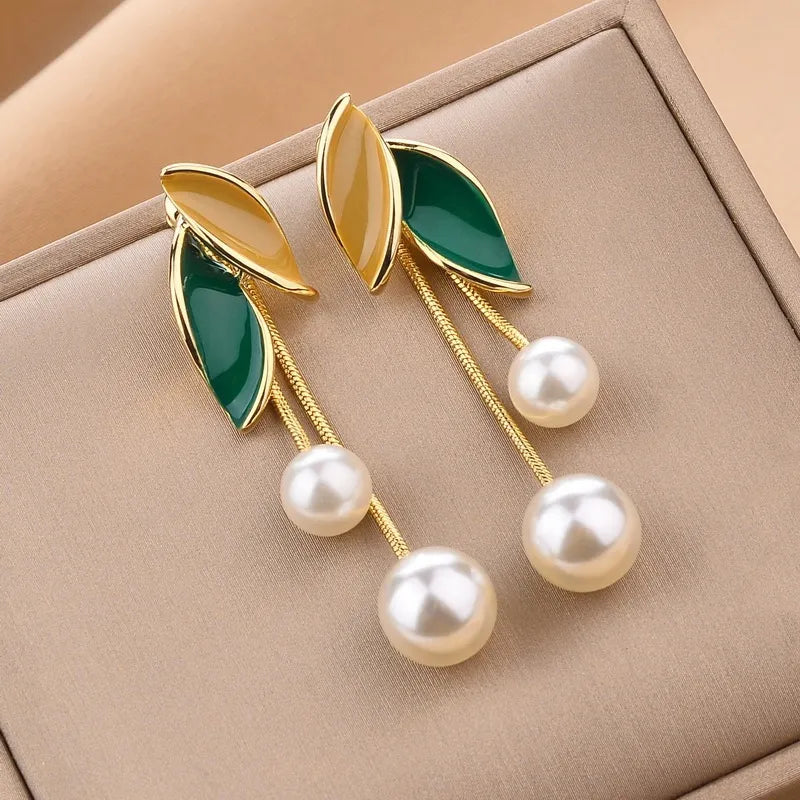 leaf-pearl-earrings - Famzoa