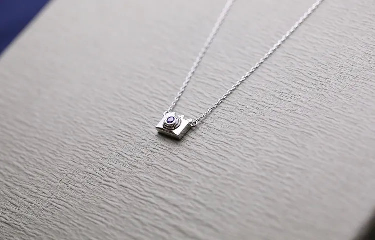 camera-pendant-necklace